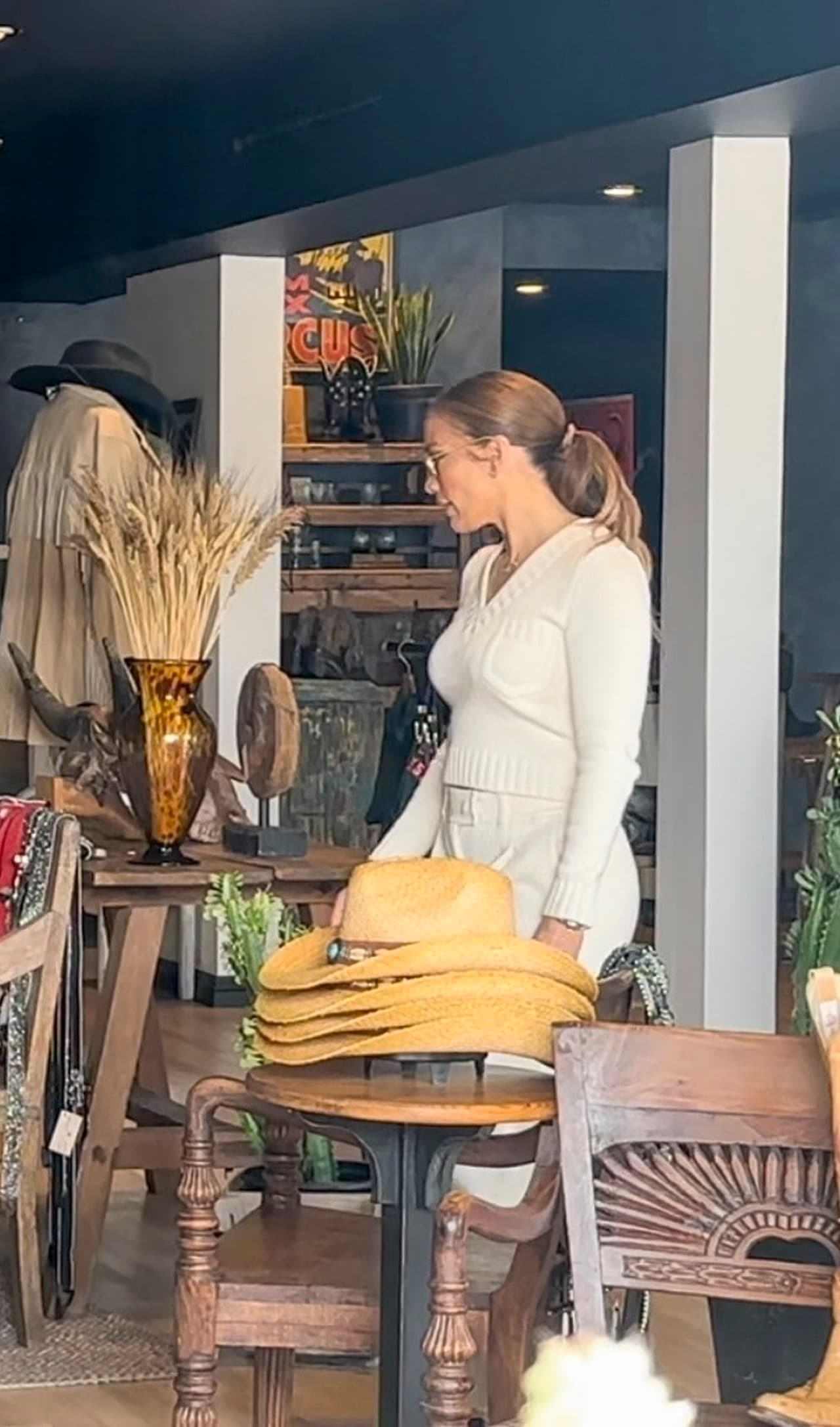 De esta manera, la familia pudo mirar y probarse los artículos en venta sin preocuparse por no tener privacidad. 
<br>