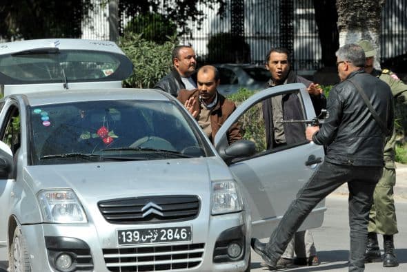 "Hemos podido ver a cuatro terroristas armados. Ha habido muchos disparos y ahora están en el jardín, no han podido entrar en el edificio", explicó a Efe Mona Brahim, diputada del partido islamista moderado An Nahda.