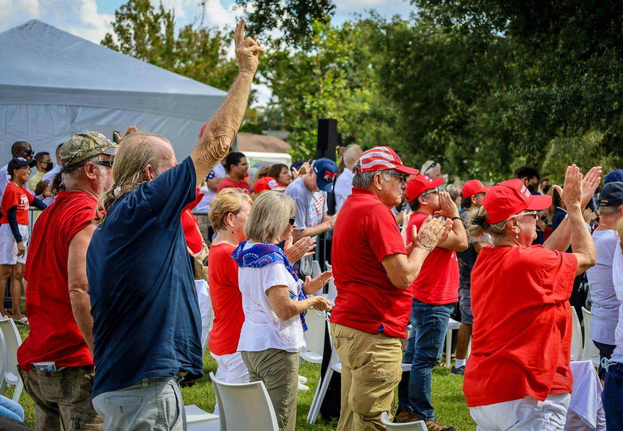 Pence habló a la audiencia congregada sin distanciamiento social en Brownwood, una ciudad de The Villages, sobre la recuperación del presidente y la primera dama después de contraer la enfermedad del coronavirus.