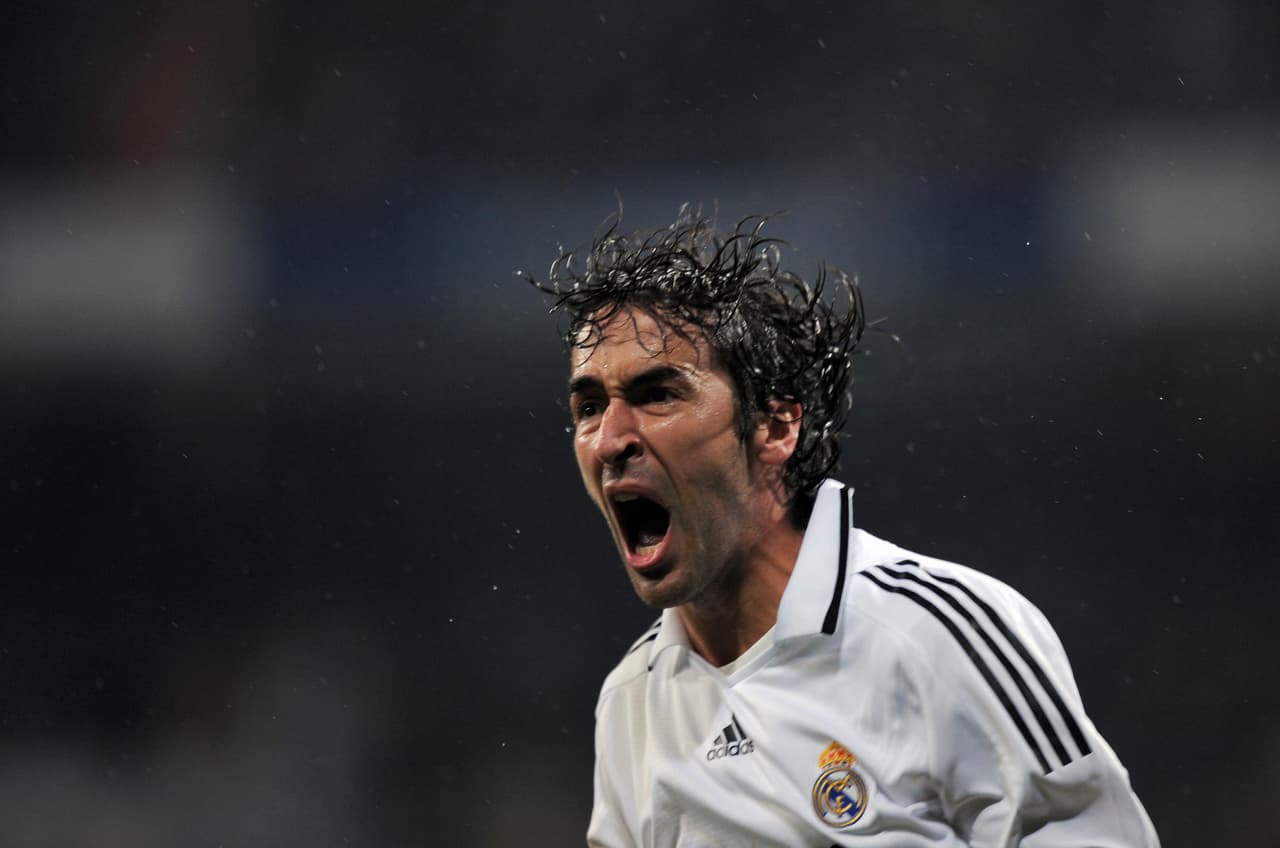 Raúl González Blanco - El ídolo del Real Madrid y la selección de España jugó 1,063 minutos como profesional, añadiendo sus etapas en Schalke 04, Al Sadd y New York Cosmos. Su carerra la desarrolló de 1994 a 2015.