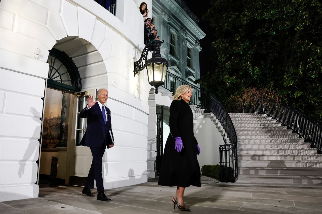 El presidente Joe Biden y la primera dama, la doctora Jill Biden, dejan la Casa Blanca la noche de este martes 7 de febrero de 2023 para dirigirse al Capitolio, donde el mandatario pronunció su segundo discurso sobre el Estado de la Unión.