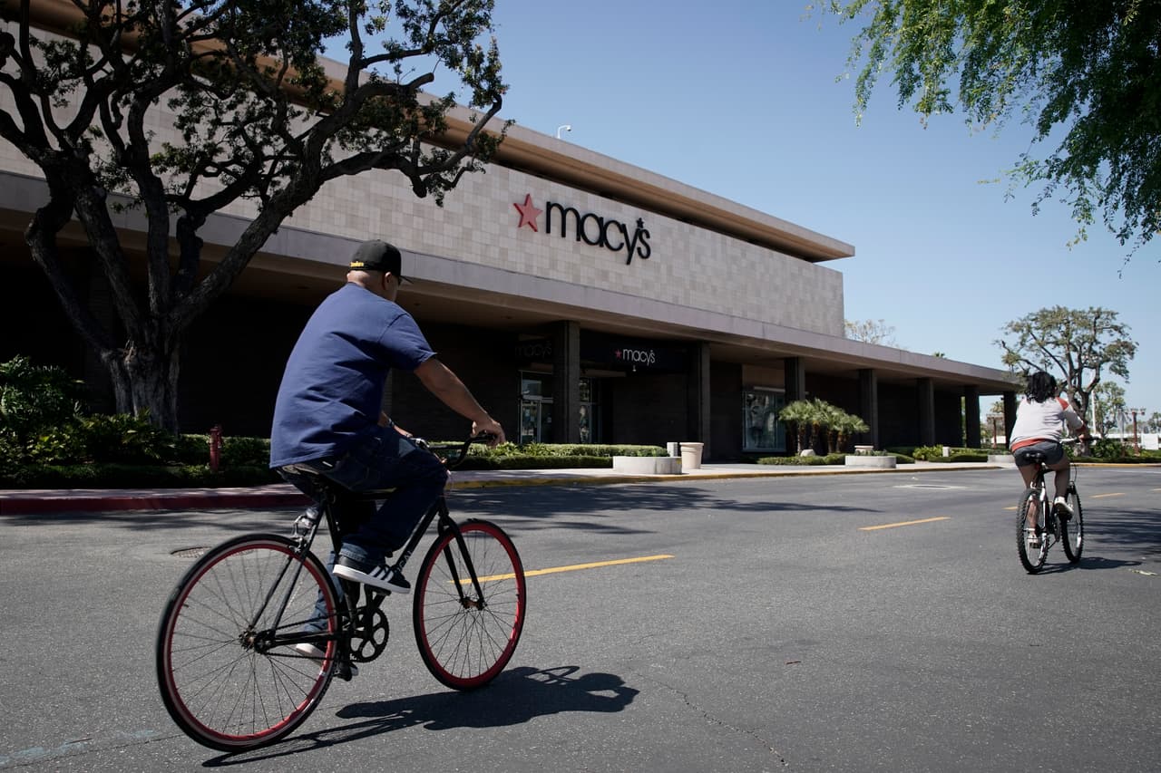 3- 
<b>Santa Ana, California:</b> Completa el grupo de ciudades que comparten el tercer lugar, con costos de vida que demandan ingresos considerablemente elevados. Un adulto soltero necesita aproximadamente 151,965 dólares anuales para cubrir sus necesidades, mientras que una familia requiere cerca de 327,226 dólares. Esta situación contrasta con el ingreso medio de los hogares, que alcanza los 95,118 dólares, reflejando la brecha entre el costo de vida y los ingresos habituales de sus residentes.