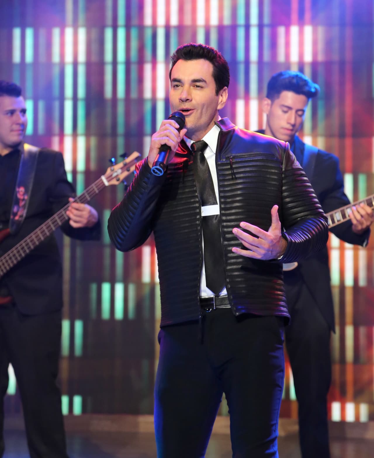 Un año después sacó su primera producción discográfica, la cual lleva por título "Volverte a enamorar".