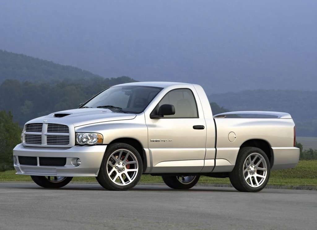 <b>7. Dodge RAM SRT-10 2004-06</b>: Los equipos de ingeniería que trabajaron en el proyecto del Dodge Viper y el Plymouth Prowler colaboraron para hacer realidad está brutal camioneta.
<br>
<br>La Ram SRT-10 contaba con el mismo V8 de 8.0 litros del Dodge Viper generando 500 caballos de fuerza bajo su capó. La camioneta podía ser ordenada con cabina sencilla o con cabina doble, en el segundo de estos casos el peso afectaba notablemente la aceleración. Mientras que los modelos de cabina sencilla llegaban de
<b> 0 a 60 millas por hora en 4.9 segundos</b>, los modelos de cabina doble lo hacían en
<b>5.6 segundos</b>.