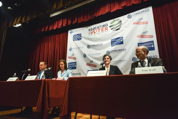 Los candidatos demócratas de izquierda a derecha: Rob McCord, Katie McGinty, Allyson Schwartz y Tom Wolf. Los candidatos se enfrentaron con solo un mes antes de que los votantes elijan un ganador.  Imagen por Menglong Liang.