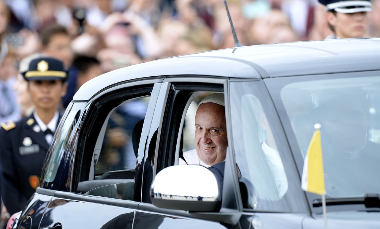 Este es el papamóvil que fue adaptado para las apariciones públicas del papa en NYC.