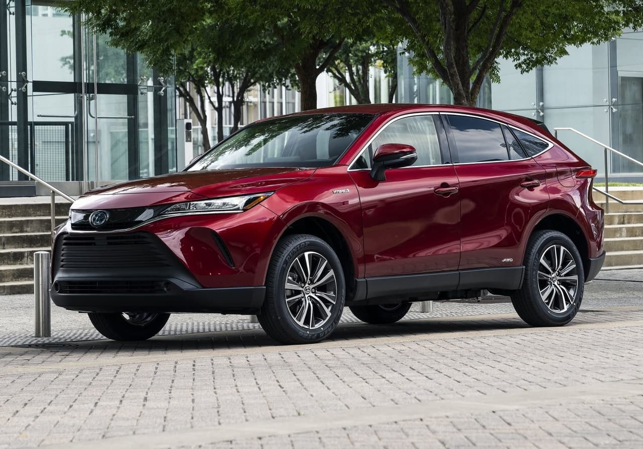 <h3 class="cms-H3-H3"><b>Toyota Venza 2021</b></h3>
<br>
<br>Tras cinco años de ausencia en el mercado estadounidense, Toyota revive al Venza con un rediseño completo, desde su estética exterior e interior hasta su mecánica, pues incluso estará disponible exclusivamente con un sistema de propulsión híbrido. La Agencia de Protección Ambiental le estima un rendimiento de 40 mpg ciudad, 37 mpg en carretera y 39 mpg en trayecto combinado. El Venza ya está disponible en los concesionarios de Estados Unidos con una etiqueta inicial de 32,470 dólares.
<br>