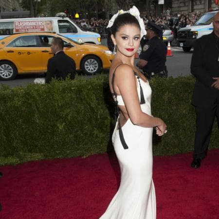 "Le dije 'Ten cuidado'. Estaba trabajando demasiado y estaba exhausta y prácticamente no tiene tiempo libre. Está muy presionada, principalmente por su trabajo. No tiene ni un sólo día libre y todo el mundo se lo ha dicho, incluidos su gente y su médico", dijo el abuelo de la cantante a E! News.