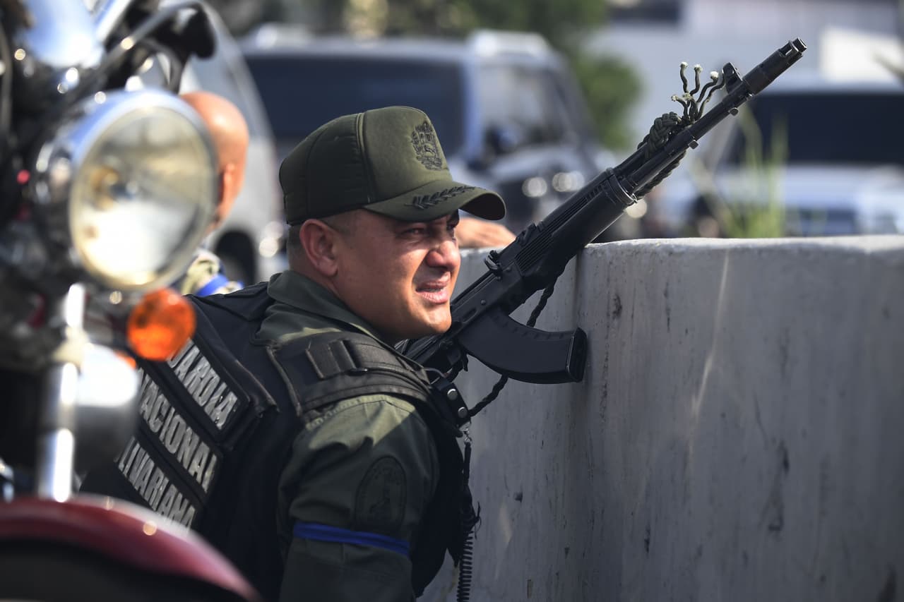 Uno de los oficiales leales a Guaidó en uno de los puntos frente a la base aérea militar La Carlota.
<br>