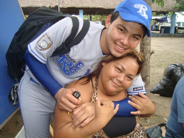 El Yaki es otro de los grandes amigos de Marytoña y ella, simplemente se deja apapachar.