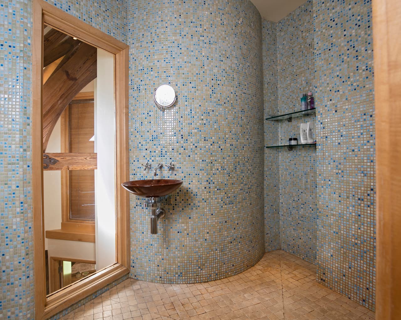 Esta iglesia en Warwickshire, Inglaterra, ahora es una casa, y está a la venta con todo y cementerio incluido.