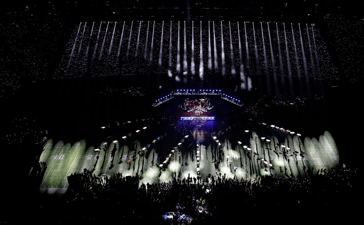 El popular cantante se presentó en el show de medio tiempo del partido entre New England Patriots y Philadelphia Eagles con sus éxitos de hoy y siempre.