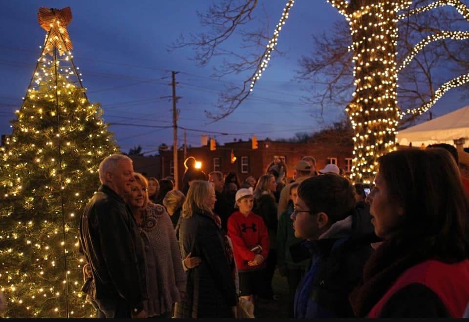 <b>Boone</b>
<br>
<b>Sitio web</b>:
<a href="https://www.exploreboone.com/events/holidays/">https://www.exploreboone.com/events/holidays/</a>
<br>
<b><a href="https://maps.app.goo.gl/KvbnuAuzuJdQiF8J8">Cómo llegar</a> </b>
<br>
<br>La ciudad contará con muchos eventos diferentes como Festive First Friday y la iluminación solar del árbol a principios de diciembre. Los niños podrán escribirle cartas a Papá Noel, disfrutar de leche y galletas y jugar a la “pelea de bolas de nieve” con malvaviscos. También habrá paseos en carruajes tirados por caballos.