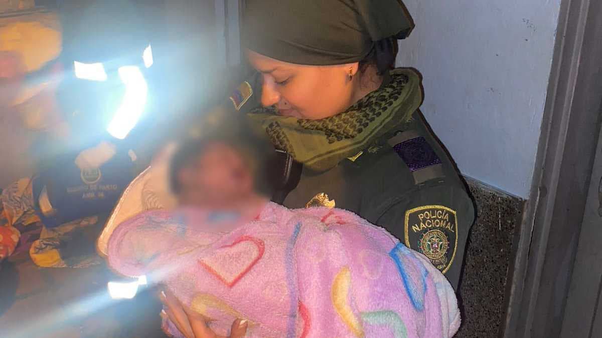 Sus gritos despertaron a los vecino: una mujer dio a luz durante la madrugada, sola y en plena calle