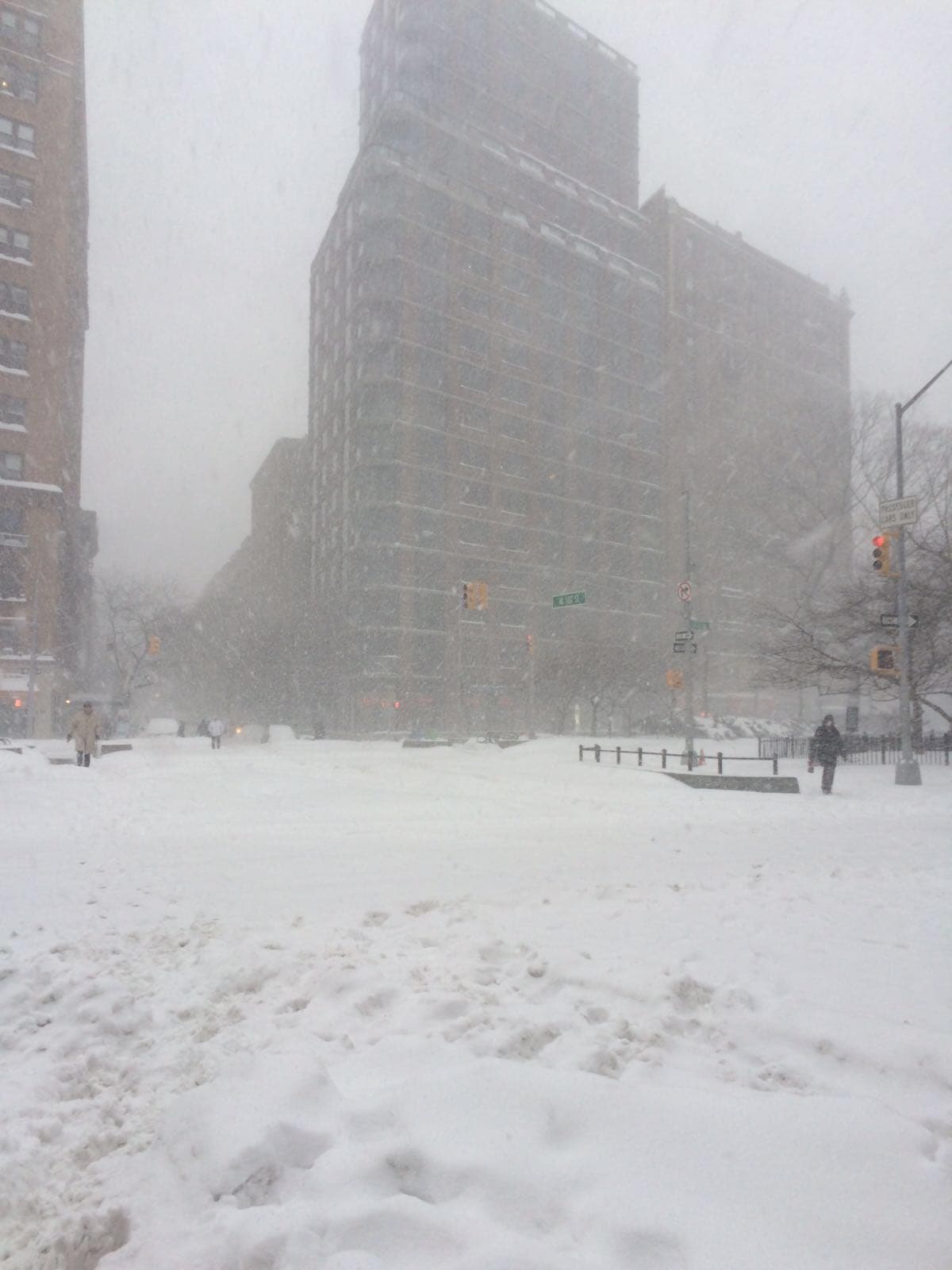 A pesar de que las autoridades pidieron a los ciudadanos mantenerse en sus casas, muchos de ellos los desafiaron en horas del día.