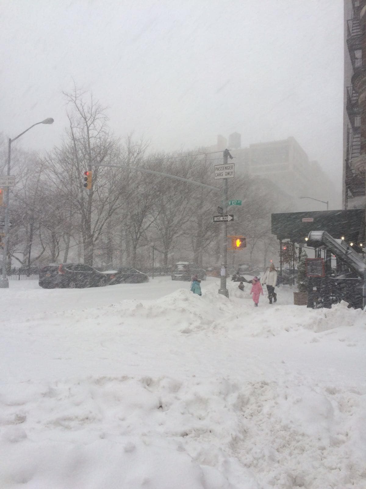 A pesar de que las autoridades pidieron a los ciudadanos mantenerse en sus casas, muchos de ellos los desafiaron en horas del día.