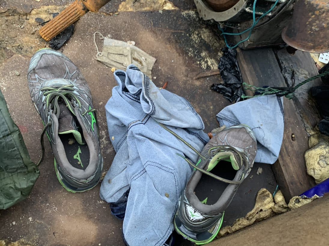 Se pueden detallar zapatos y hasta una mascarilla, dentro de la balsa.