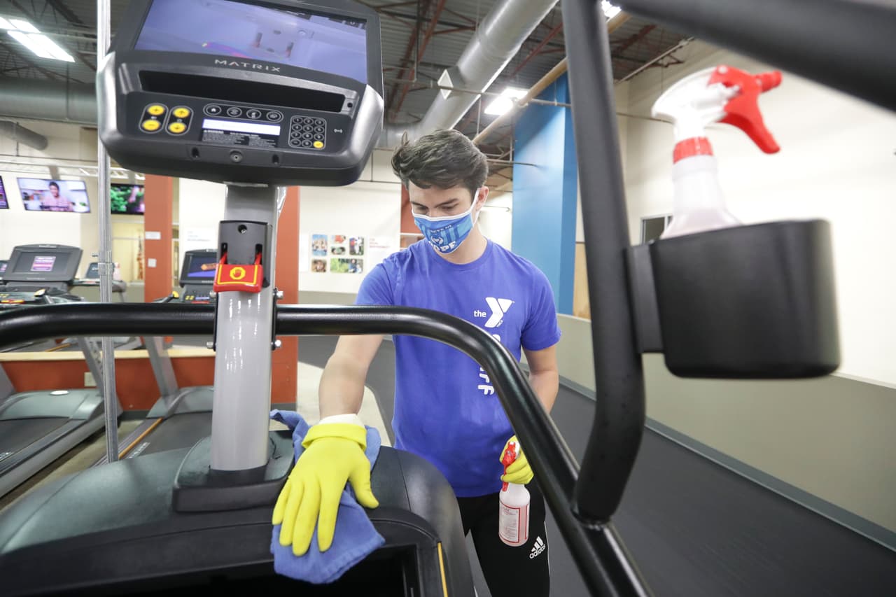 <b>Tennessee.</b> Relajación de las medidas de confinamiento: 1 de mayo. El 20 de ese mes tenía un promedio de 18 nuevas hospitalizaciones al día, el 9 de junio aumentó a 26. Tasa de pruebas positivas: 5.4 % (aumento de 5% en las últimas dos semanas).