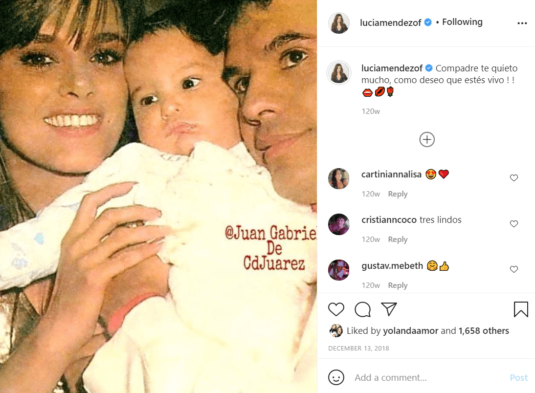 Mientras que Pedro Antonio Torres, hijo de la actriz, se veía así cuando todavía su famosa madre lo llevaba en brazos. En la fotografía, además de con su mamá, posa junto a su padrino, el cantante Juan Gabriel.
