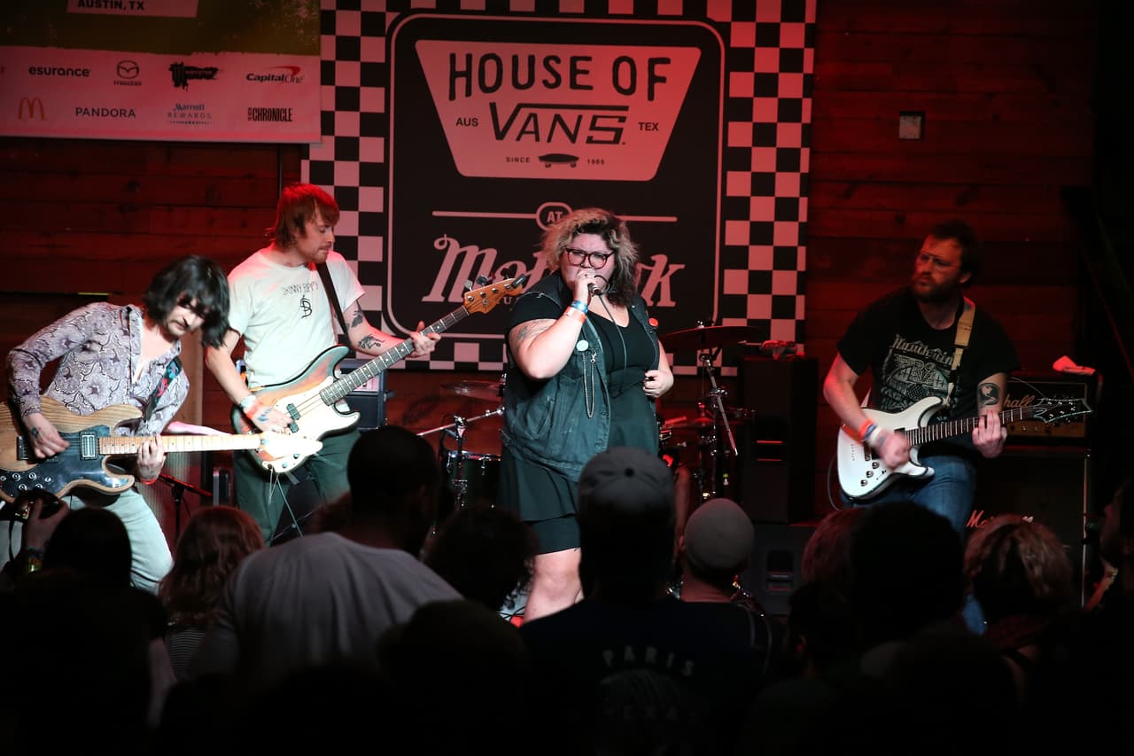 La agrupación Sheer Mag se presentó en el escenario de la House of Vans durante en Mohwak el 16 de marzo.