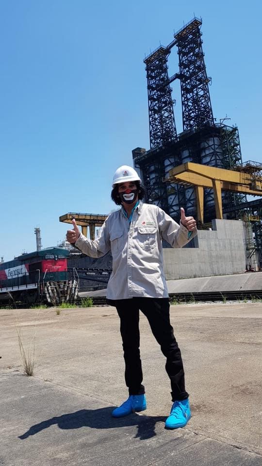 Yo 
<b><a href="https://www.univision.com/local/arizona-ktvw/cepillin-el-payaso-mas-famoso-de-la-television-hispana-esta-en-phoenix" target="_blank">no hice ninguna maldad.</a></b> Yo pedí permiso, me lo autorizaron porque 
<b><a href="https://www.youtube.com/watch?v=2tTPaJQ83xA" target="_blank">en esa función que actué</a></b> estaba el director de recursos humanos y él a su vez habló con alguien de la refinería y yo llegué ahí, me prestaron una camisa, me metí, me tomé fotos y nada más, nada ilegal", sentenció.