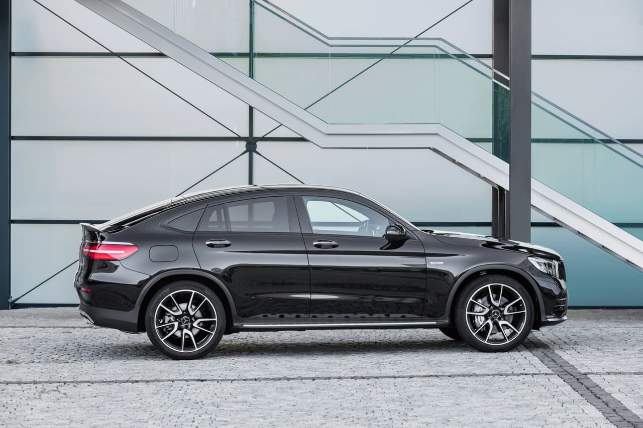 Comparada con la GLC43 SUV, el paral frontal de la 
<b>Mercedes-AMG GLC43 Coupe</b> cuenta con un ángulo más cerrado. El invernadero se fusiona naturalmente con los lados del vehículo haciendo énfasis en la silueta del vehículo. La interacción entre la alta línea de cintura y los poderosos hombros del vehículo resultan en una imagen muy dinámica.
