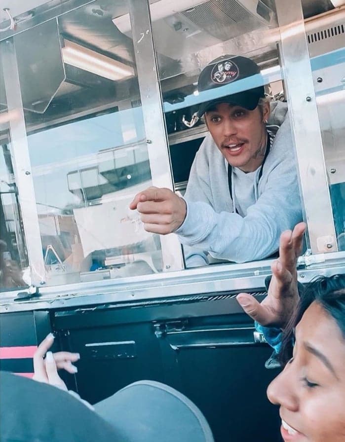 Además, el cantante le dio crédito a Dios por ayudarlo en los tiempos oscuros y
<b> momentos difíciles</b>.