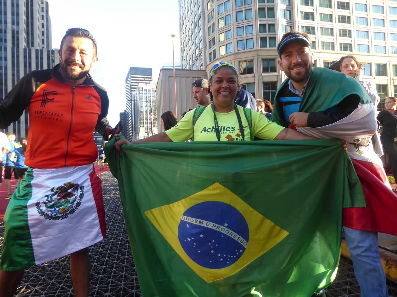 Viajeros llegaron desde lejos para apoyar a sus familiares y amigos en esta carrera de largo alcance.