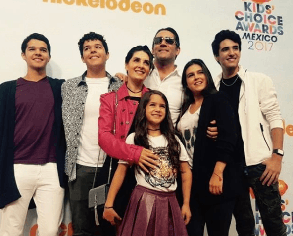 Villanueva fue cuestionada por sus fans sobre la familia que ha formado junto a Eduardo Santamarina, con quien 
<b>se casó en el año 2009</b> en una íntima ceremonia. 
<br>