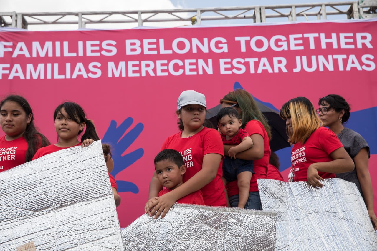 Una juez federal rechaza petición del gobierno de Trump de detener juntas a familias migrantes por tiempo indefinido