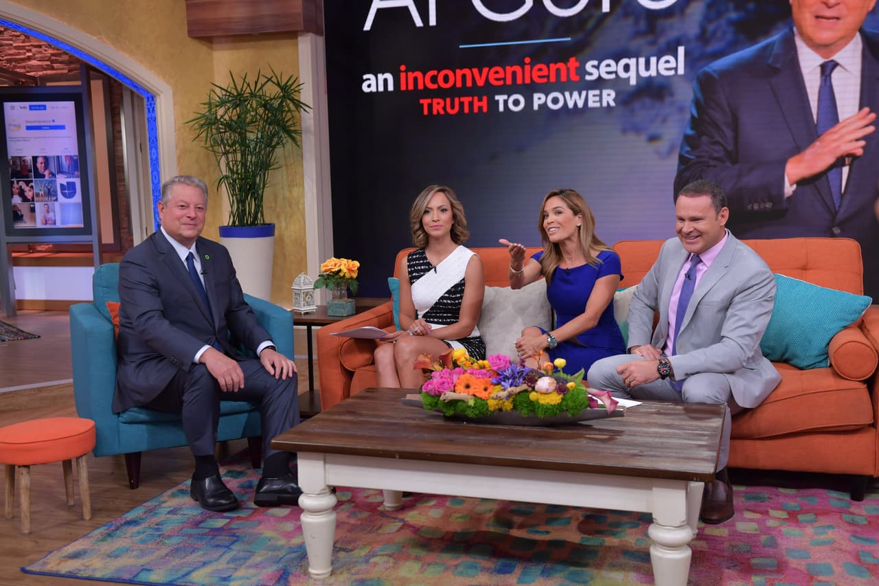 También se refirió al tifón que golpeó a Filipinas en el 2013, donde fue testigo de la necesidad de la gente por querer hacer cambios contundentes.