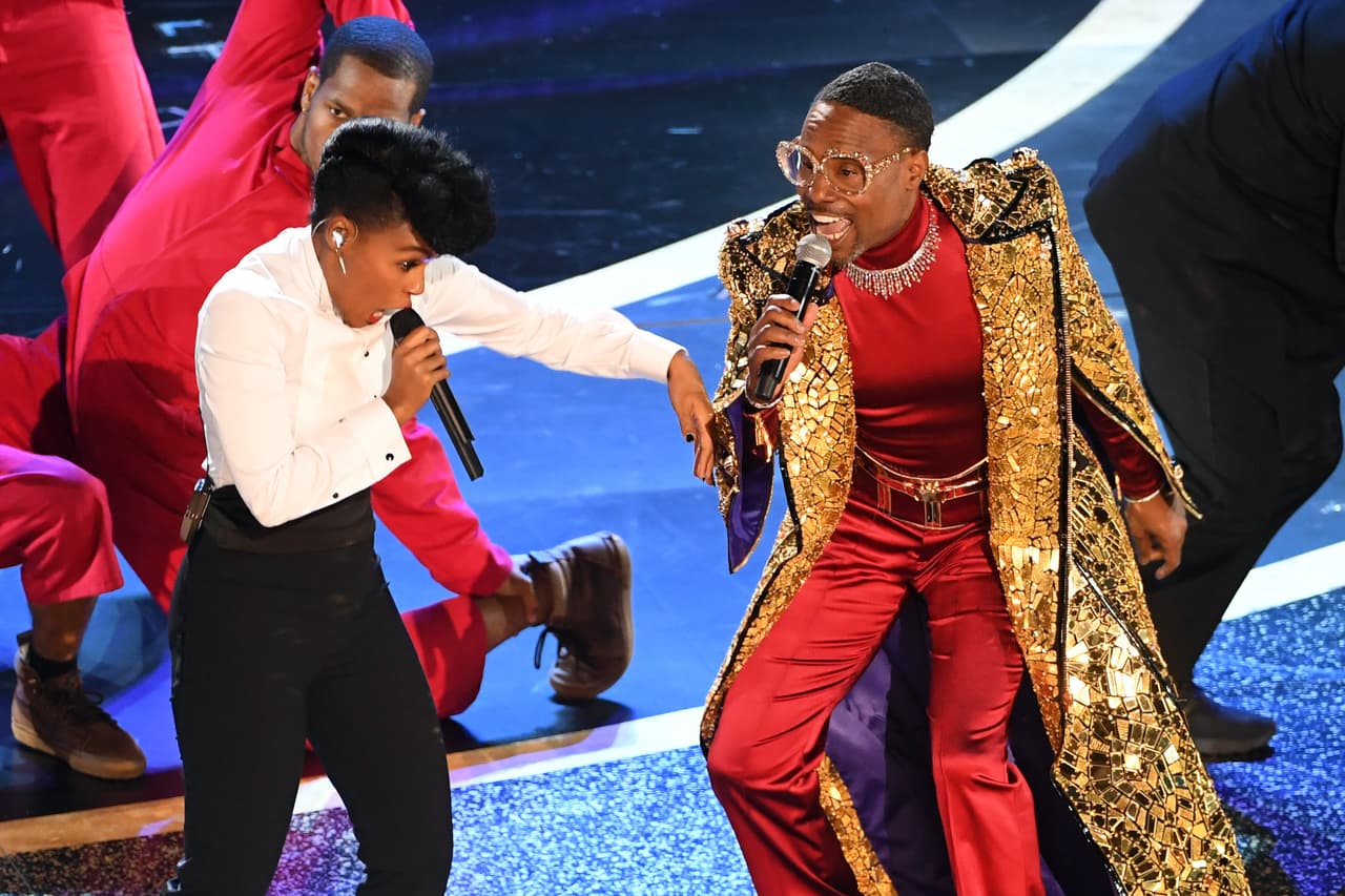 <b>Janelle Monae fue directo al punto</b>
<br>
<br>La cantante abrió la gala 92 de los premios Oscar.
<b><a href="http://nypost.com/2020/02/09/janelle-monae-calls-out-snubs-in-oscars-2020-opening-number/" target="_blank">Durante su número musical</a>,</b> en el que contó con el acompañamiento de
<b>Billy Porter</b>, la intérprete mencionó a las películas que no fueron nominadas: 'Won't you be my neighbor?', 'Midsommar', 'Dolemite is my name', 'Us' y
<b>'Hustlers'</b>. Monae expresó: "Los Oscar son tan blancos, es hora de cobrar vida".