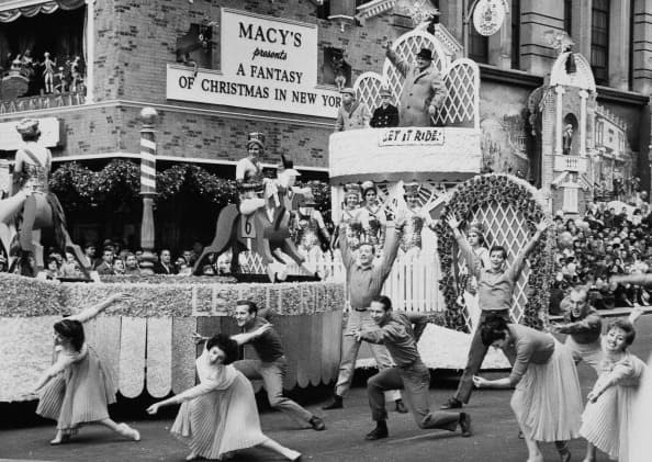 Una carroza que anuncia el musical de Broadway 'Let It Ride' atraviesa la calle durante el desfile de Macy´ s, el 26 de noviembre de 1961.