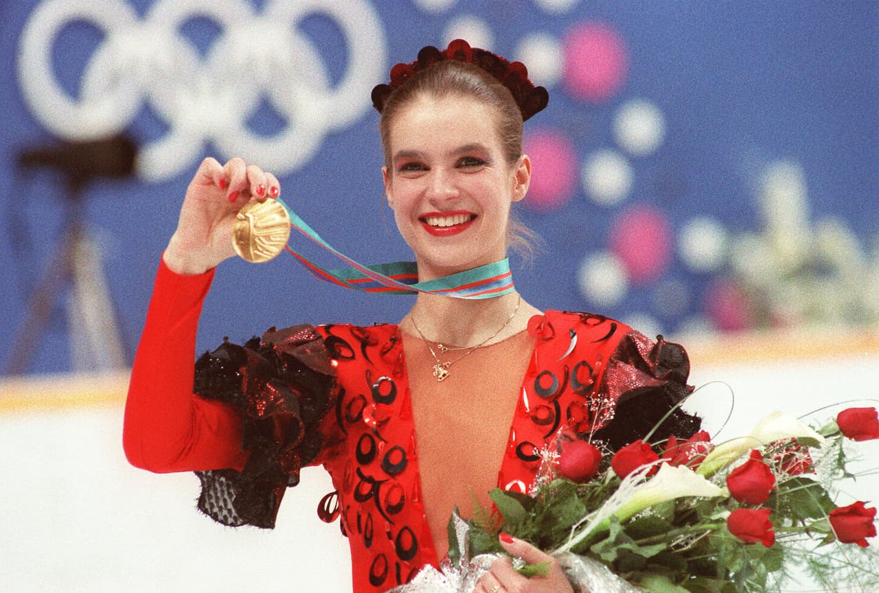 Cuando la alemana Katarina Witt se presentó en la pista de patinaje artístico de las Olimpiadas de 1988 con un atuendo emplumado y sin falda, se desató una polémica que dio pie a la así llamada "norma Katarina", que estipulaba—hasta hace sólo trece años—que para ser admitidas a las competencias olímpicas, las patinadoras debían usar faldas que les cubrieran las caderas y trasero. Además de famosa por sus elocuentes atuendos, Witt fue ganadora de dos medallas de oro, una en los Juegos Olímpicos de Sarajevo 1984 y otra en los de Calgary 1988. Fue campeona mundial en 1984, 85, 87 y 88, y campeona de Europa durante seis años consecutivos (de 1983 a 1988). Cuando, en 1988, Katarina aparece en el número de diciembre de la revista Playboy, el número se agota, cosa que sólo había llegado a suceder cuando en la revista inaugural figuró Marilyn Monroe.
<br>