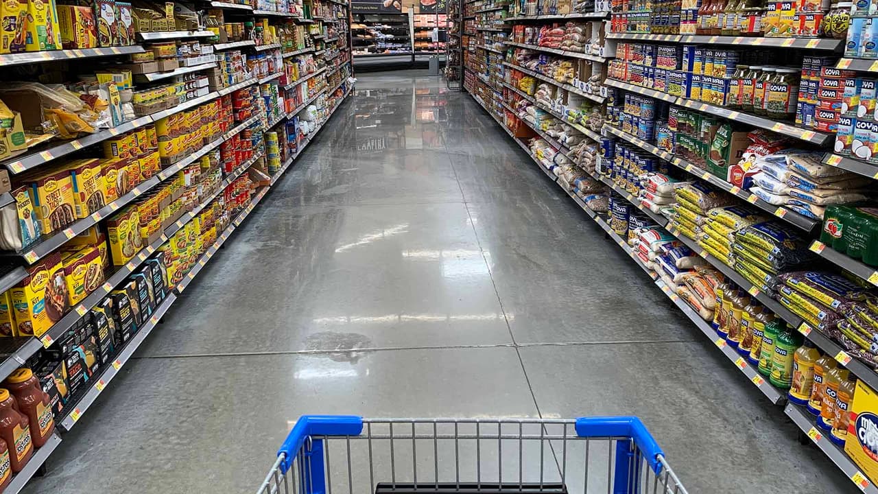 El comparativo de precios es con marcas parecidas y productos que más compra la gente, en tres populares supermercados de Houston.