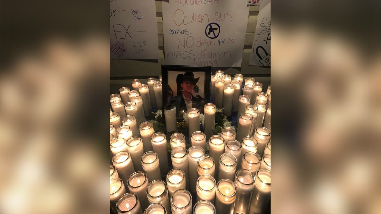 Ruby Treviño, prima de Alex y testigo de su muerte, aseguró a Univision 45 que el sospechoso trató de escapar y esconderse en las casas de los vecinos, cuando la policía llegó a la casa, ubicada en Katy al oeste de Houston.