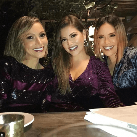 Como podemos ver la fiesta se puso buena. Satcha Pretto y Karla Martínez también estaban por ahí celebrando por todas las bendiciones recibidas en el año.