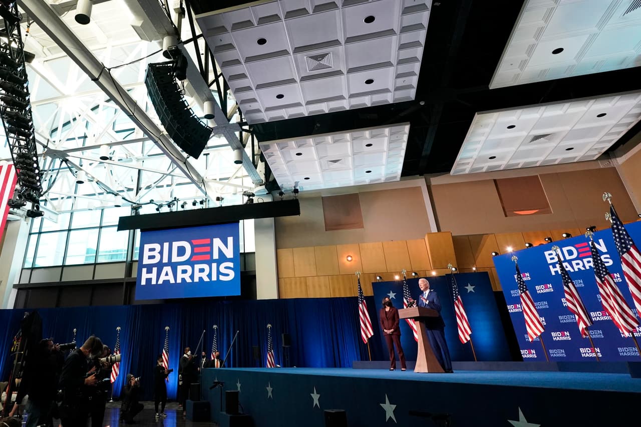 Biden estuvo acompañado por su compañera de fórmula, Kamala Harris. La combinación de estados que van liderando los demócratas le dan suficientes votos electorales para asegurar su victoria.