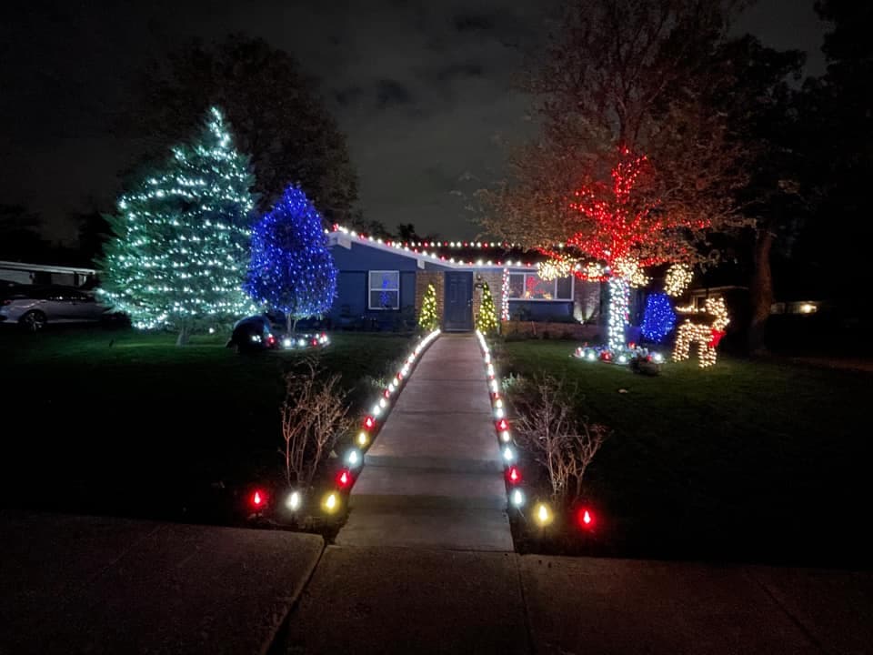 Qué bella y navideña bienvenida ofrece la familia Resendez a quienes los visitan con esos alumbrados en su jardín.