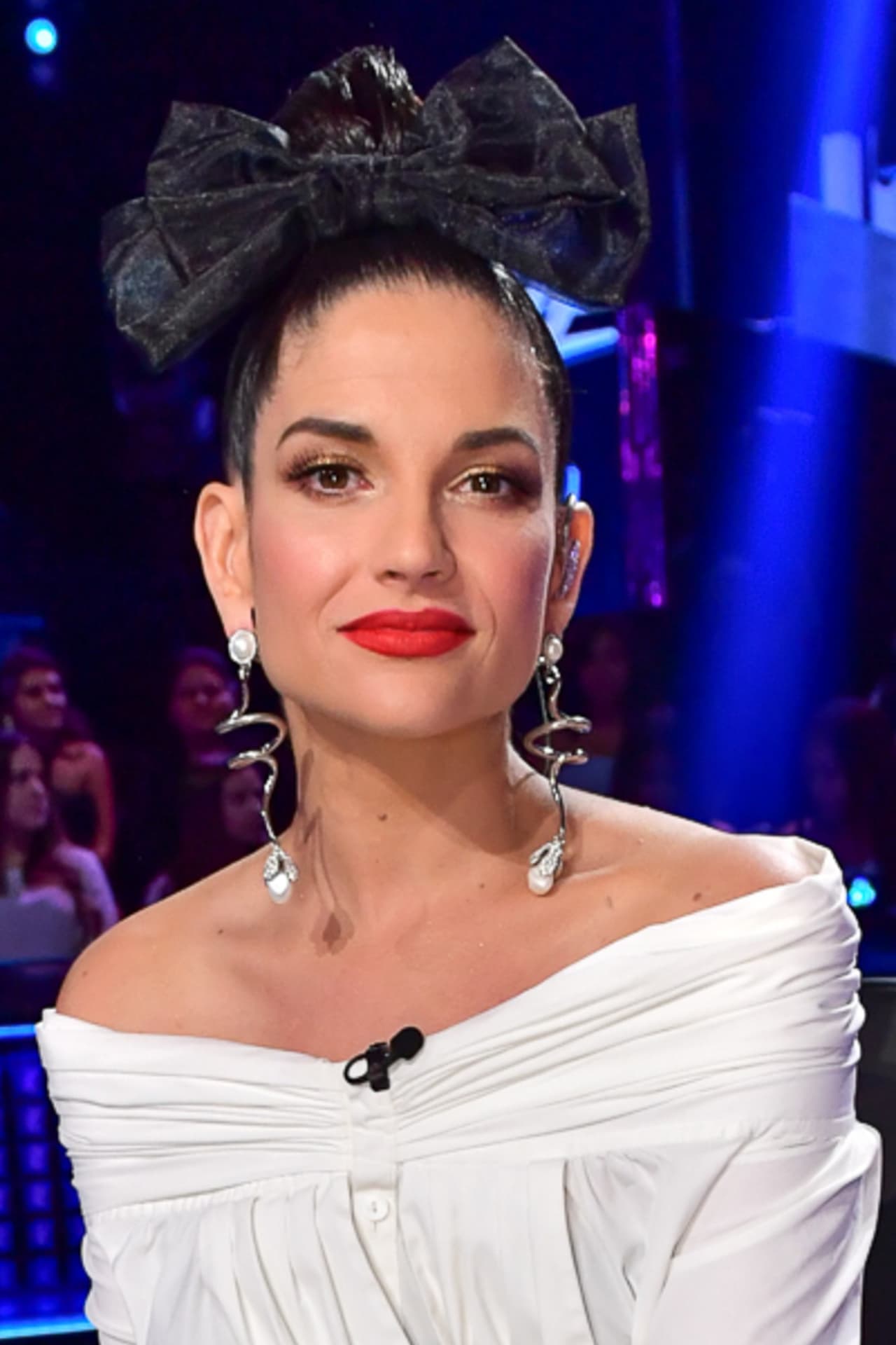 Después del vestido de tafeta rojo Carolina Herrera que usó para cantar 'Costumbres', éxito escrito por Juan Gabriel, que se hiciera famoso en voz de Rocío Durcal, Natalia optó por algo más chic, sexy y romántico.