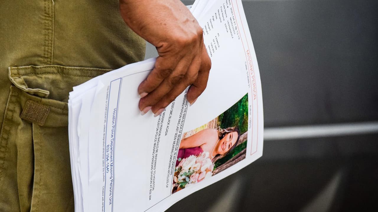 Las autoridades no han dado a conocer mucha información sobre la
<b><a href="https://www.facebook.com/Houstonpolice/" target="_blank">investigación</a></b> que se lleva a cabo y piden reportar cualquier pista al
<b>832-394-1840.</b>