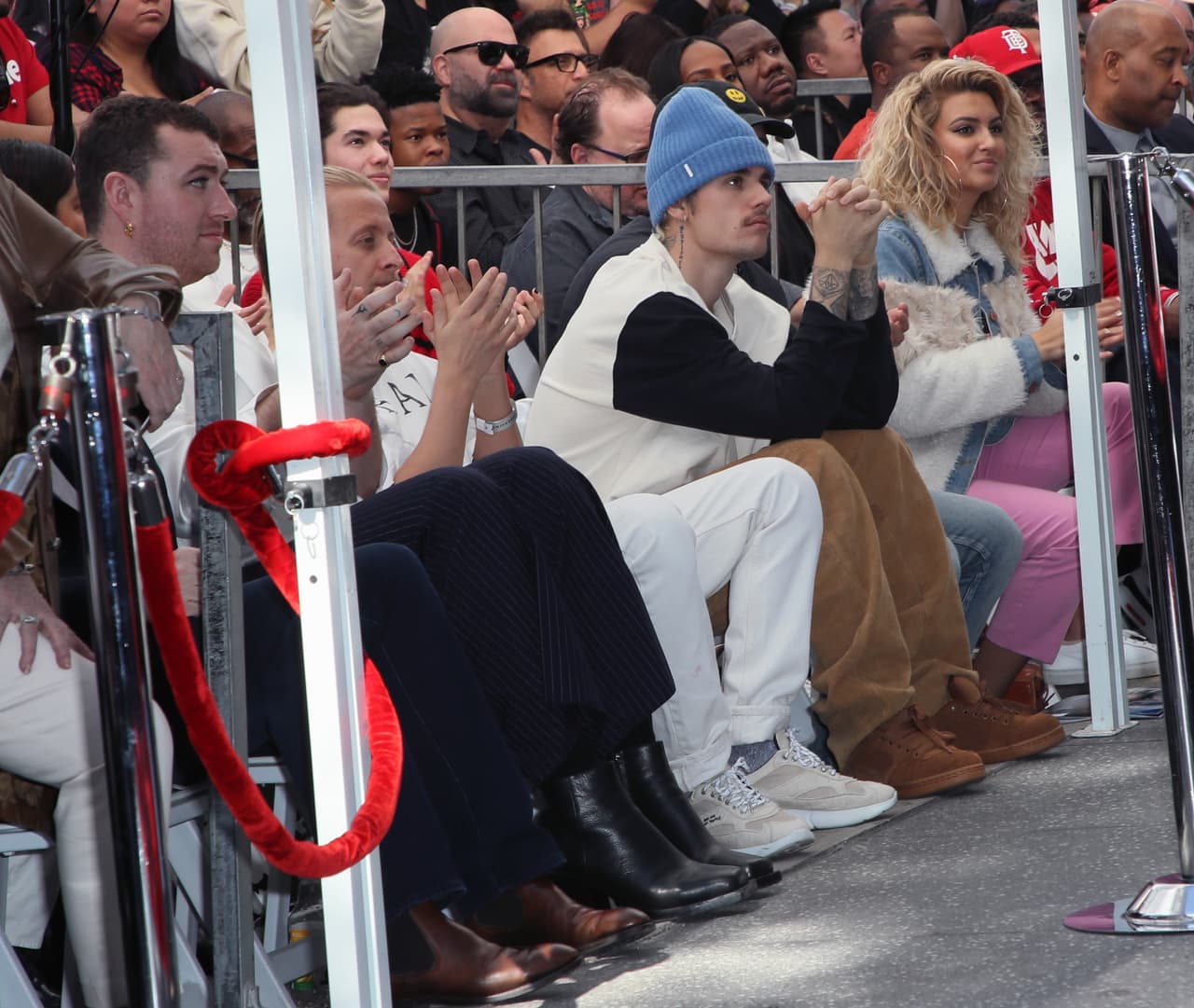 Bieber también se tomó el tiempo para agradecer a otras personas muy cercanas a él, como Allison Kaye de SB Projects, el compositor Poo Bear y el fotógrafo Alfredo Flores.