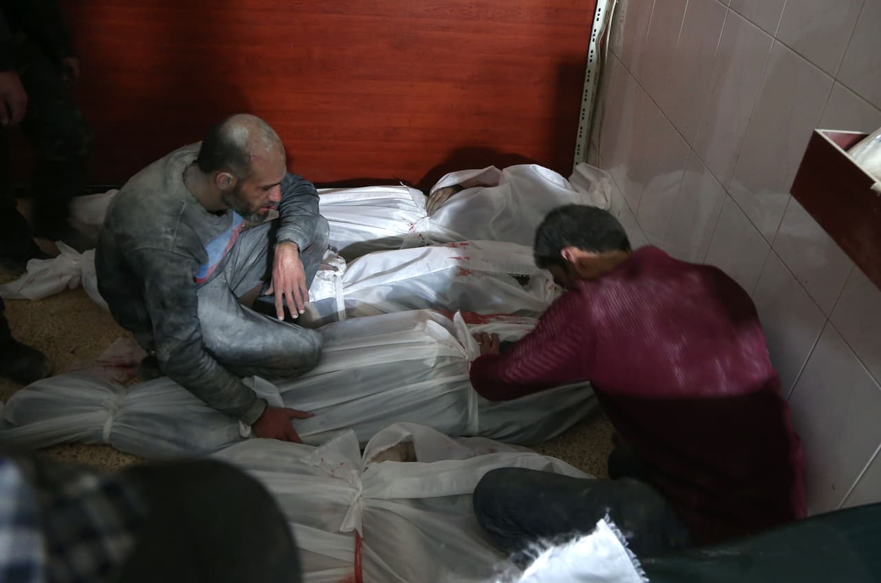 5 de marzo. Dos hombres lloran junto a varios cadáveres en una morgue improvisada después de los bombardeos en Hamouria. El presidente Bashar al Asad dijo que la ofensiva proseguirá, desoyendo los llamados internacionales a frenar los ataques.