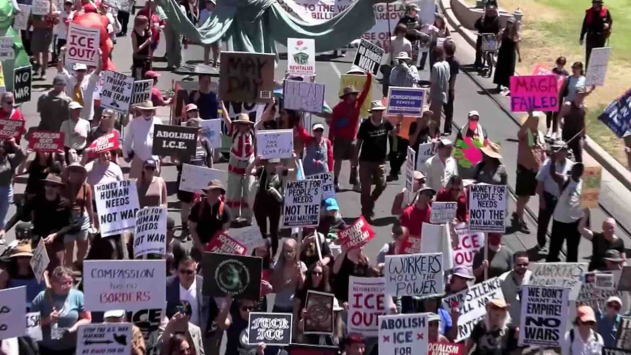 Cientos marchan en Tucson por derechos laborales, inmigración y costo de vida en el Primero de Mayo