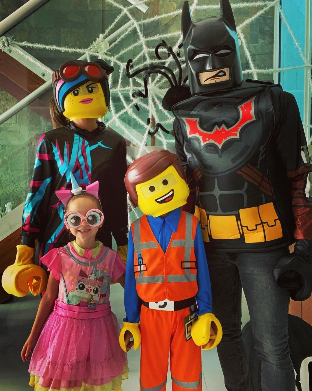 Además del Día de Muertos, nuestros conductores y sus familias se divirtieron en Halloween disfrazándose de espectaculares personajes. Aquí vemos a la familia de Satcha Pretto como 'The Lego Movie 2'.