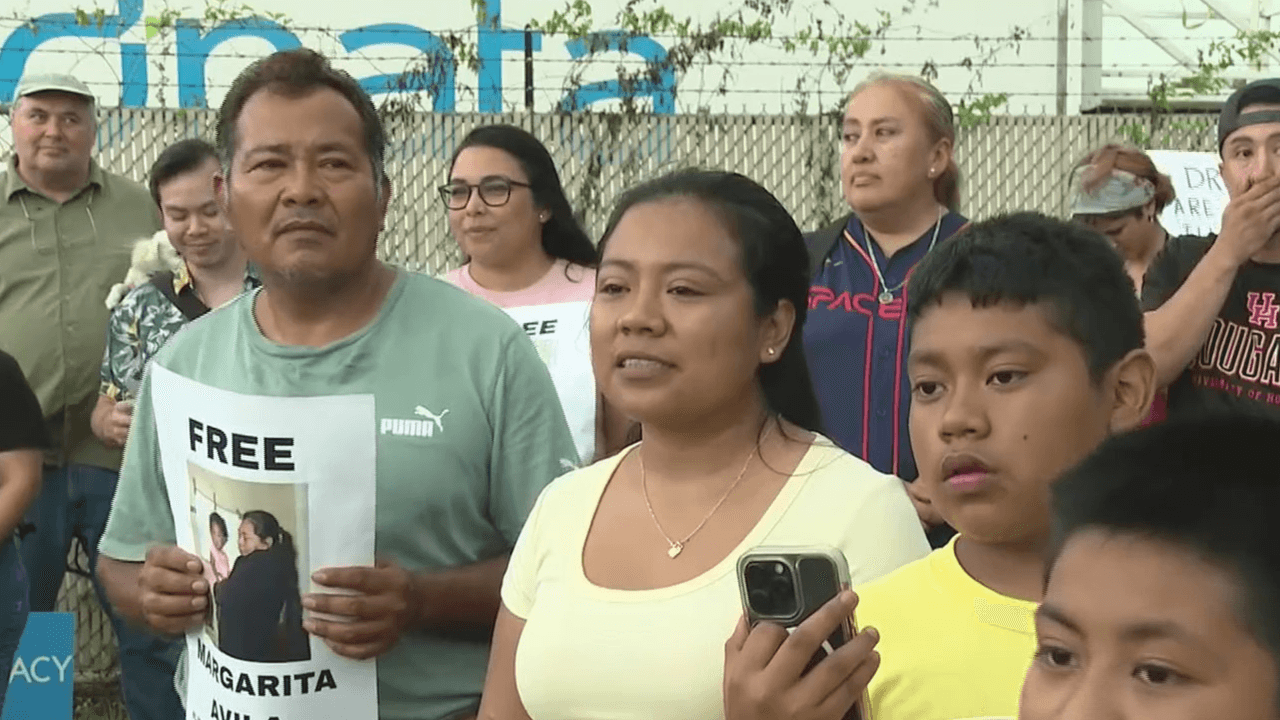 En este lugar está detenida la 
<a href="https://www.univision.com/local/houston-kxln/margarita-avila-ice-houston-deportacion" target="_blank">inmigrante Margarita Ávila</a>, quien fue detenida luego de un altercado con una trabajadora postal. Su esposo, hijos y nietos fueron a la manifestación para exigir su liberación y pueda llevar el caso desde su hogar.
<br>
<br>
<b>“Yo no me quiero morir aquí en prisión, yo no quiero estar detenida y morirme aquí.</b> He bajado demasiado de peso, porque la comida es tan mala que dan aquí y yo he tratado de comprar comida y la que venden es tan mala”, dijo Margarita en una llamada con 
<i>Univision</i>, desde el centro de detención.