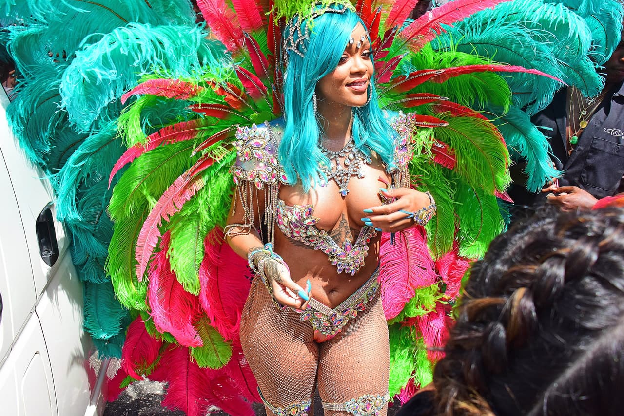 Rihanna golpeó a un fan con un micrófono cuando se le acercó de más. Más tarde, la cantante se justificó en las redes sociales diciendo: "Sí, fue a propósito, pero esa perra no me dejaba ir".