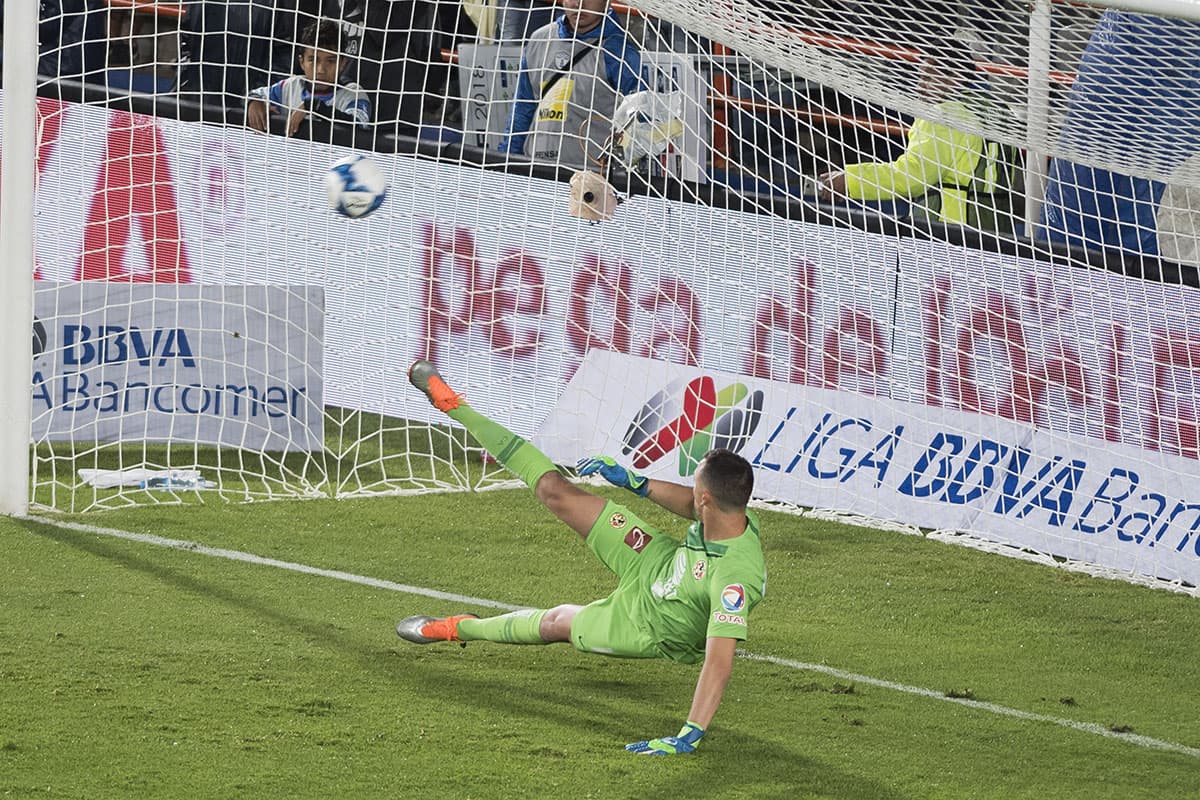 El descuento de Pachuca fue al minuto 85' con un penal convertido por el argentino Franco Jara (fuera de la foto), donde engañó a su compatriota, el arquero Agustín Marchesín.