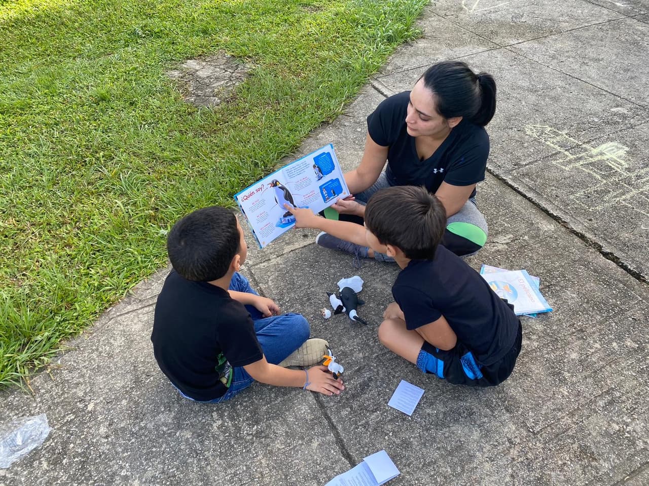 Marichal y De Jesús Arvelo han ofrecido talleres a las asistentes y madres de las comunidades sobre cómo crear materiales educativos y contar cuentos como recursos educativos en lo que retornan las clases en las escuelas.
<br>