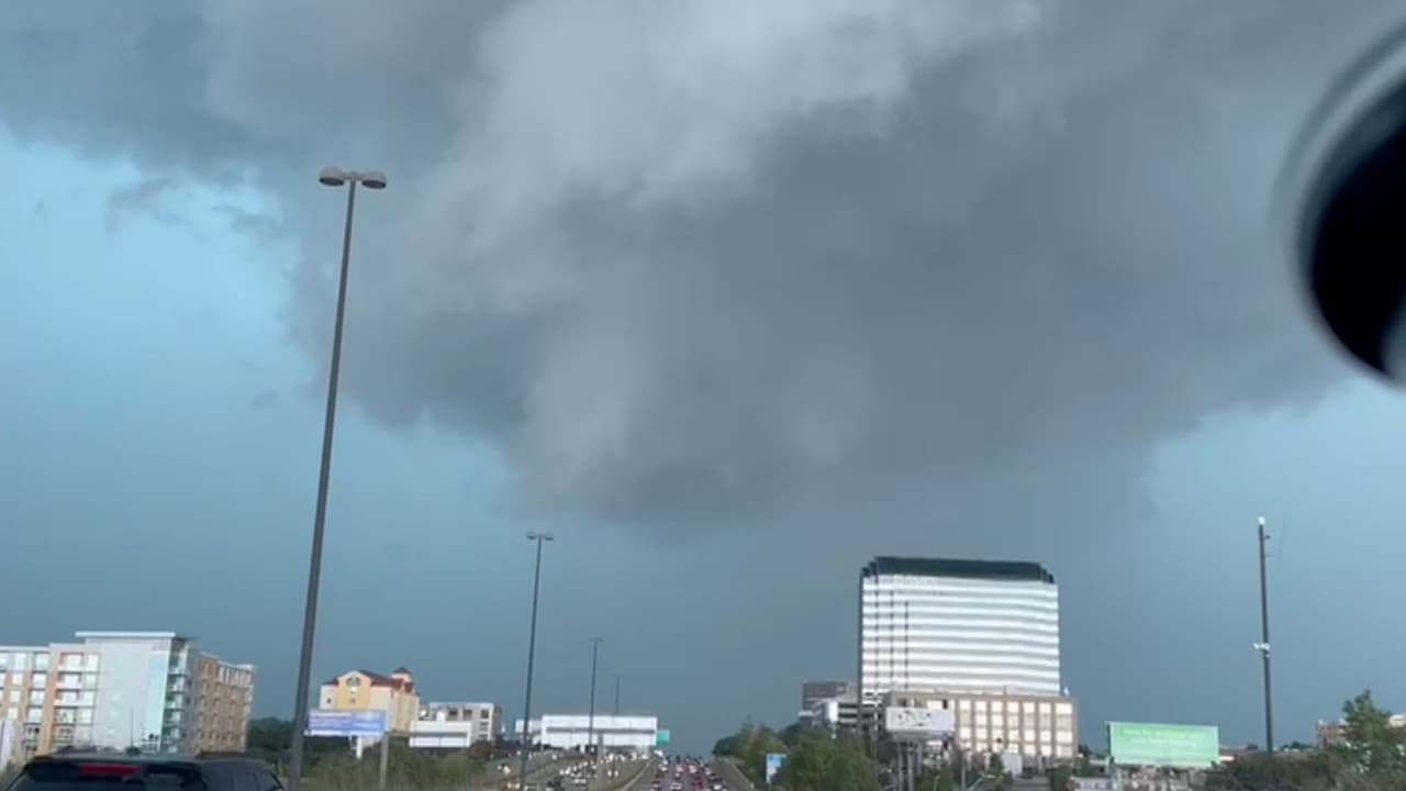 En la autopista 75, nuestro camarógrafo Erick Rodríguez captó estas nubes y tormentas que azotaron el noreste de Dallas.